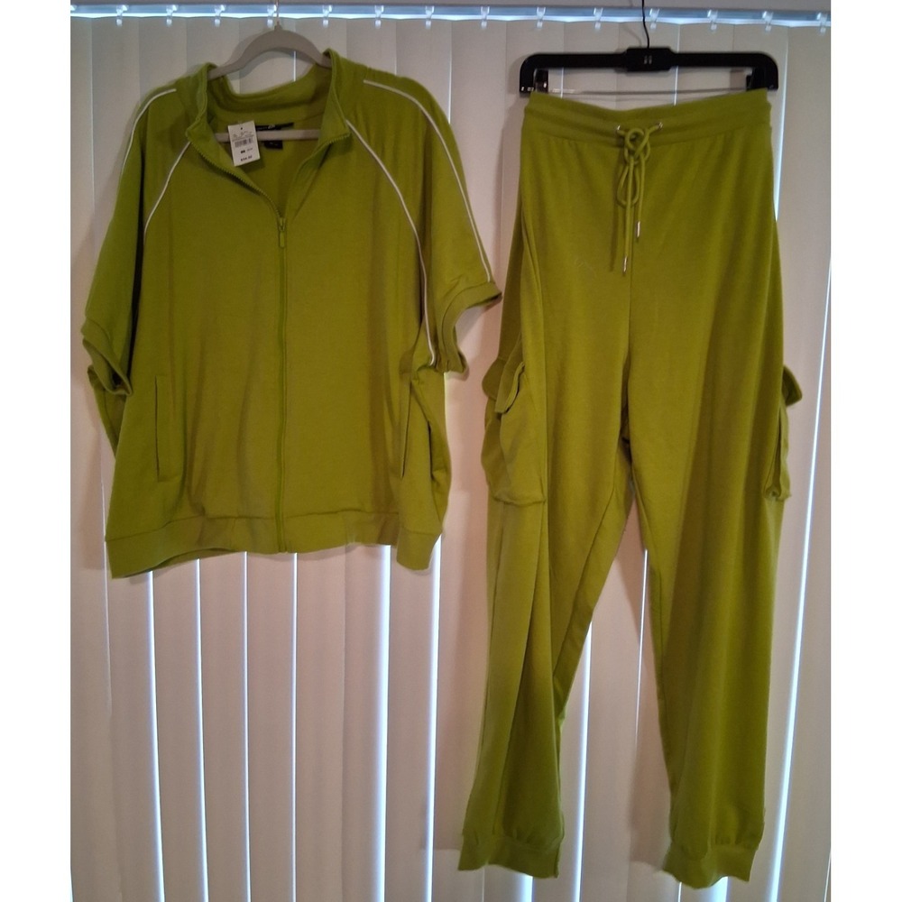 NWT Ashley Stewart  Piped Short Sleeve Top & Matching Cargo Joggers – Size 30/32